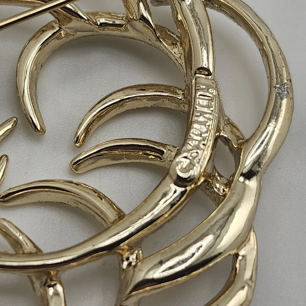 Vintage Sarah Coventry big gold tone‎ flower brooch